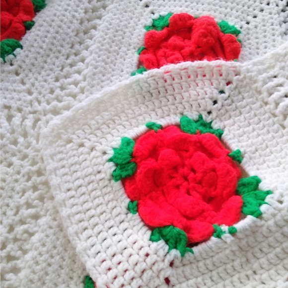 Lovely Vintage Handmade Crochet Afghan Blanket with Red Sculptural Roses - Picture 6 of 7